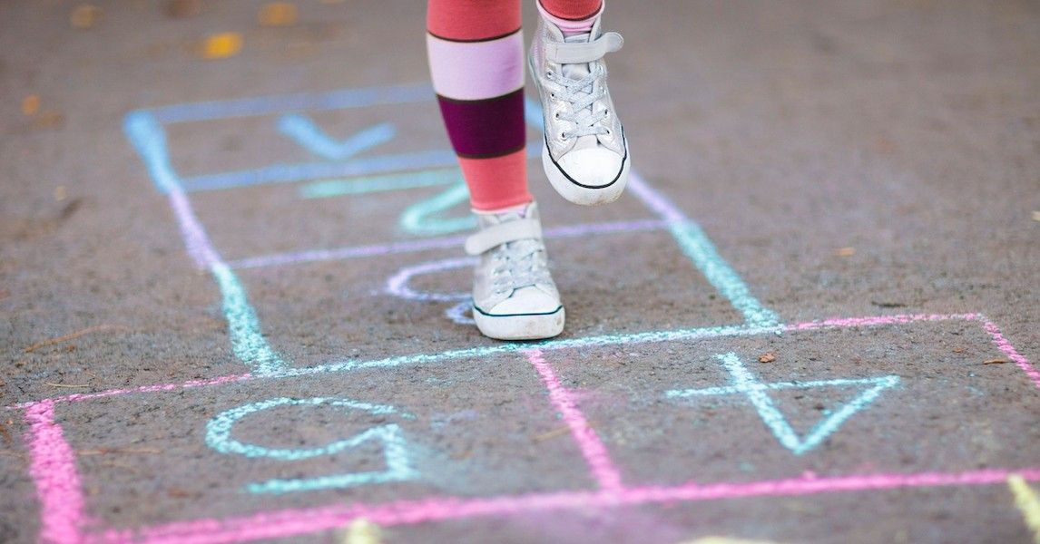 Gioco della campana: divertiti con i tuoi bimbi all’aria aperta | FILA
