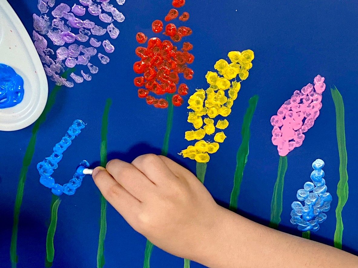 dipingere-fiori-con-i-cotton-fioc-attivit-creative-per-i-bimbi-fila