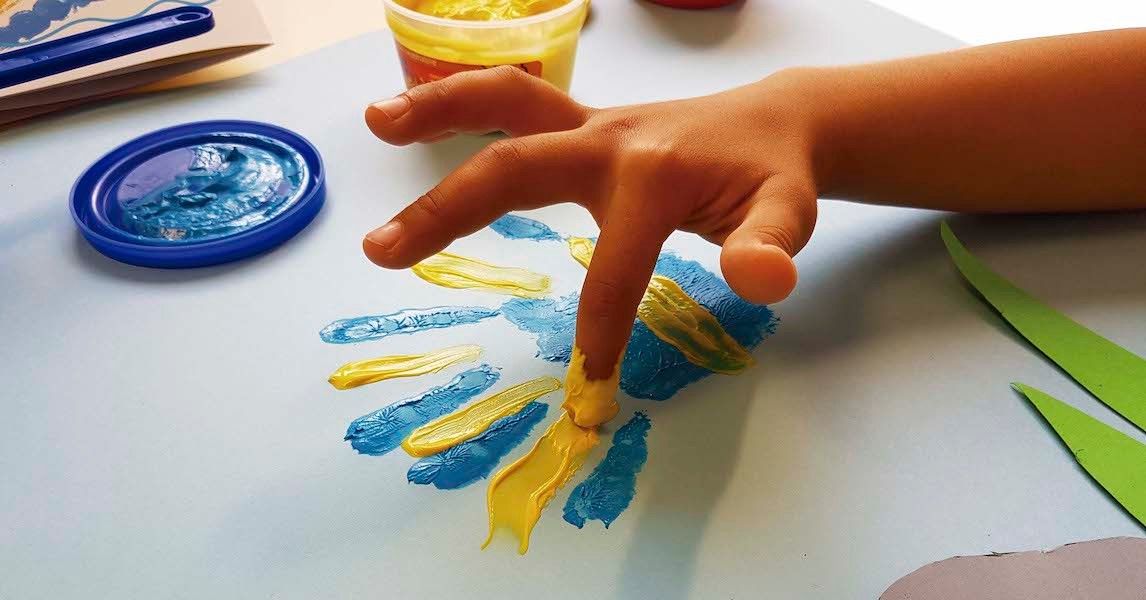 Pittura con la plastilina per i bimbi