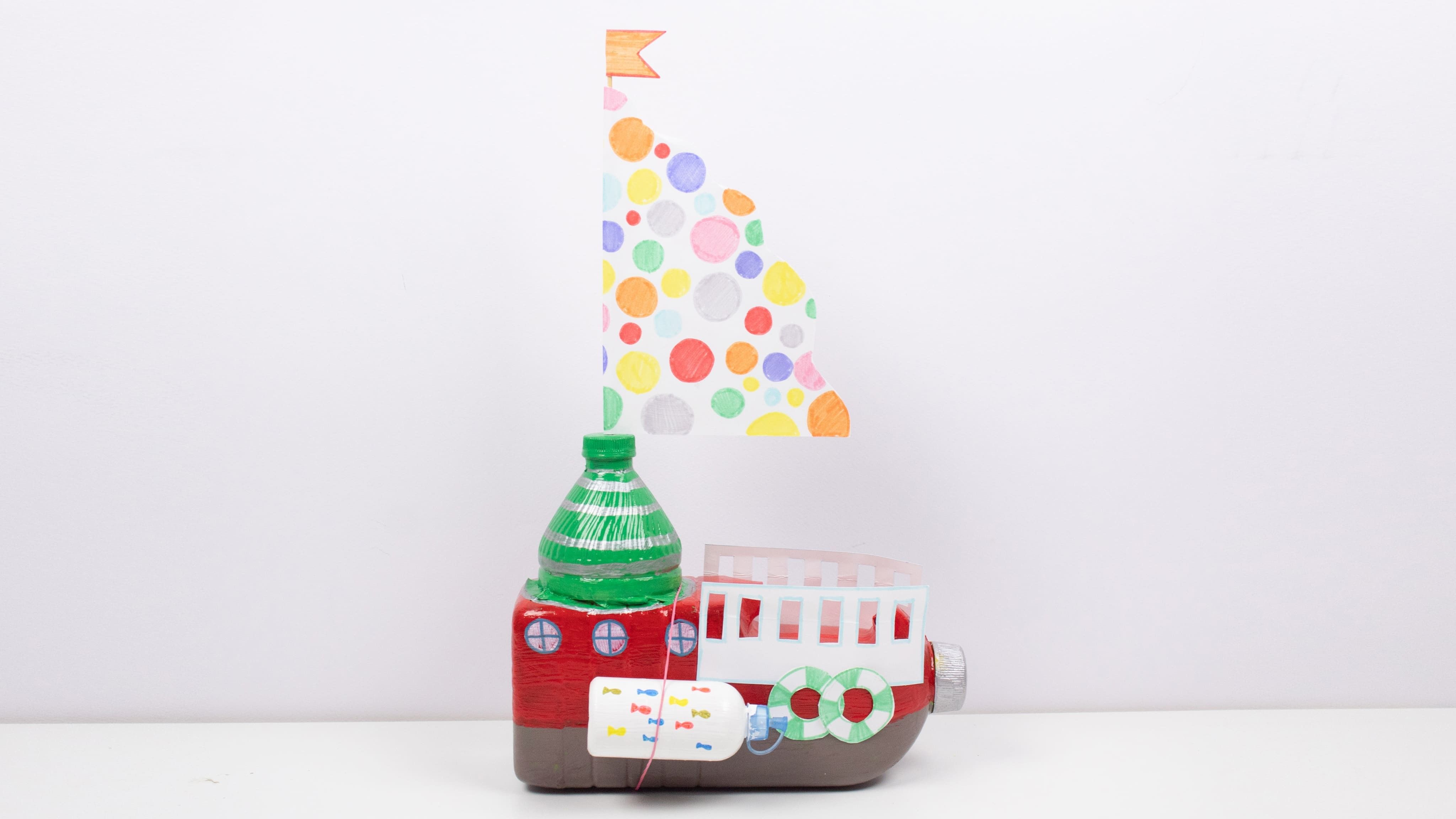 Barco con botellas de plástico Fila España